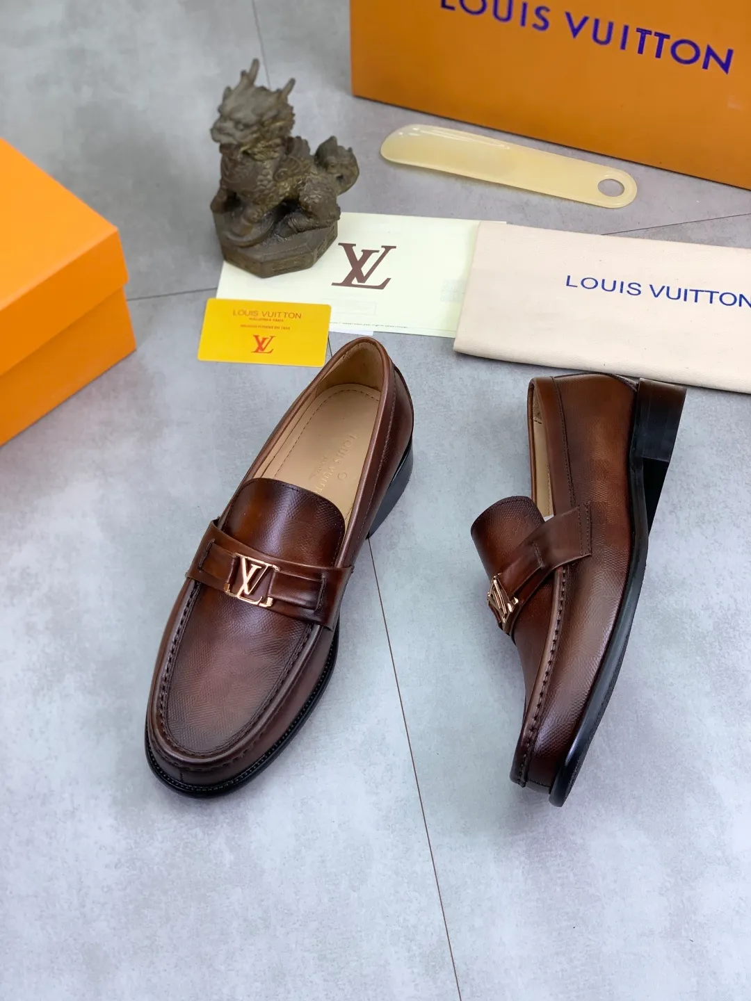 Men's men's shoes 💰P520 New style 💶[LOUIS VUITTON] Water-dyed Niuli Original order New style 🍀LV Louis Vuitton *——Top version of LV classic leather shoes! Made of imported original calfskin, original leather side strips and wear-resistant high-end rubber outsole! High quality products! Color: Black optional Size: 39-44 (45 customized)